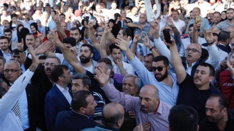 Temel Karamollaoğlu’na provokasyon girişimi