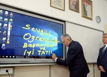 Eski MEB Bakanı Avcı’dan akıllı tahta itirafı: ‘Öğretmenler duman oldu!’