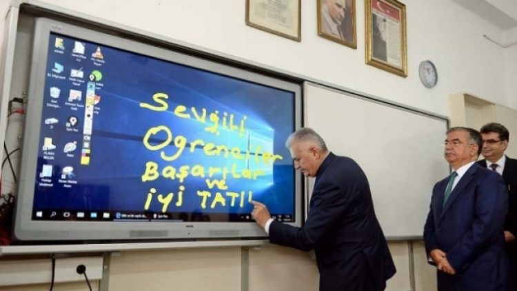 Eski MEB Bakanı Avcı’dan akıllı tahta itirafı: ‘Öğretmenler duman oldu!’