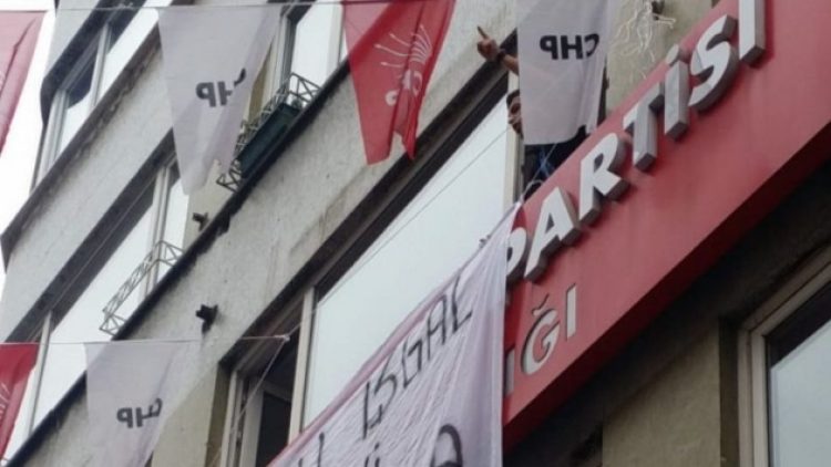 Savaş karşıtı gençler CHP Şişli binasını bastı: ‘Bu işgal AKP’yi kurtarma operasyonudur’