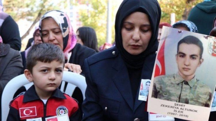 KHK’lı şehit eşini, polis üniformasıyla uğurladı