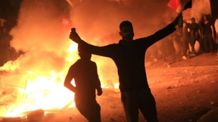 Irak’ta protestolar öğrencilerle büyüdü: 3 vekilin evi ateşe verildi