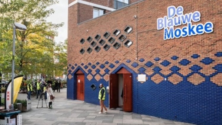 Amsterdam’da bir ilk: Hoparlörden ezan okundu