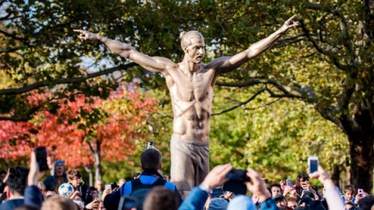 İbrahimoviç’e İsveç’te tepki, heykelini ateşe verdiler