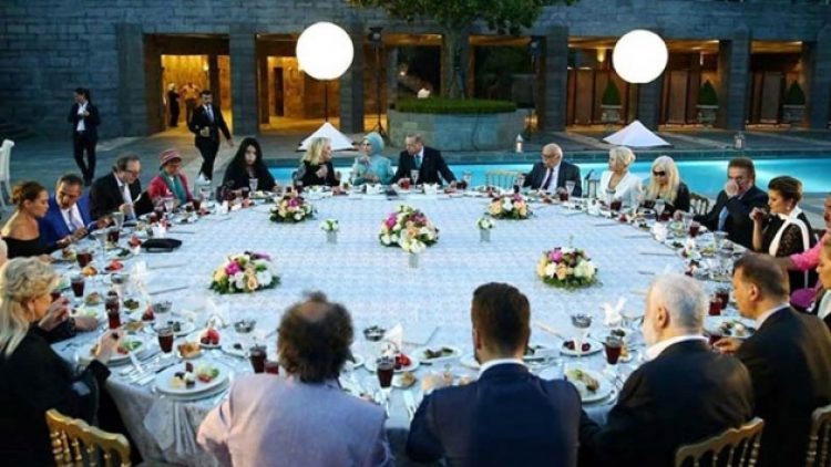 Misafire mantar soslu bonfile, sanatçıya nohut-pilav