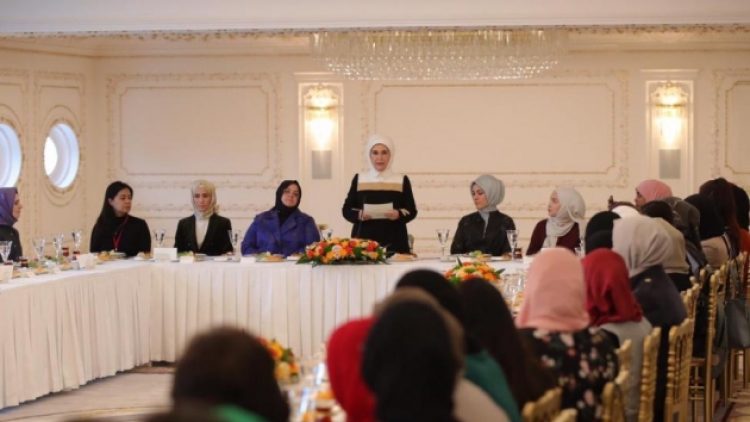 Emine Erdoğan ve kızları katıldı, masraf katlandı