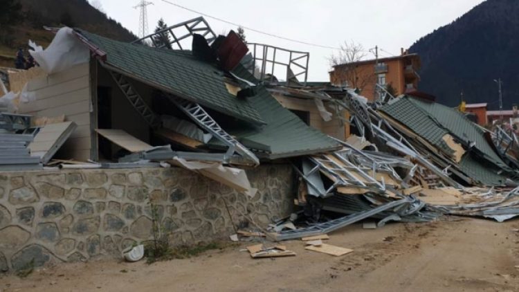 Uzungöl’de kaçak yapıların yıkımına başlandı