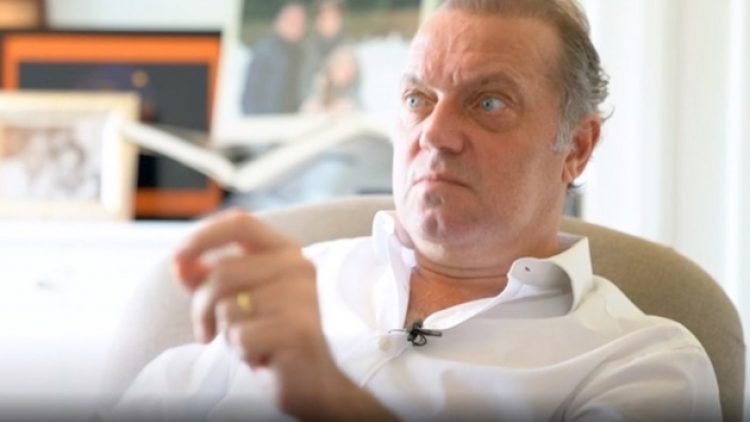 Cem Uzan sadece sol elini kullanabiliyor