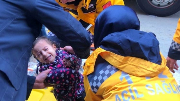 3 yaşındaki Betül, 8 metrelik inşaat çukuruna düştü