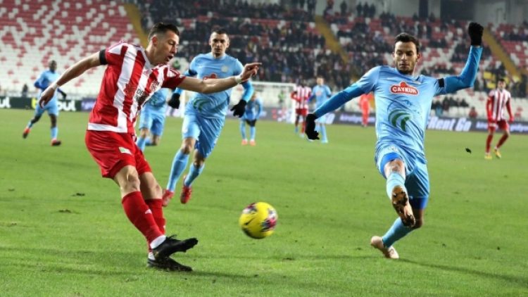 Lider Sivasspor evinde 1 puanı uzatmada kurtardı
