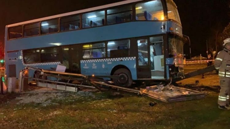 İstanbul Kartal’da halk otobüsü durağa daldı: 3’ü ağır, 5 yaralı