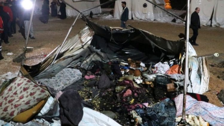 Deprem çadırında yangın