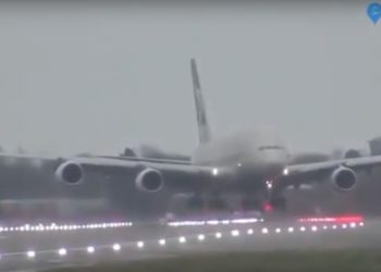 Dünyanın en büyük yolcu uçağı fırtınada Heathrow Havalimanı’na yengeç gibi indi