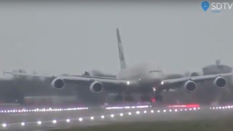 Dünyanın en büyük yolcu uçağı fırtınada Heathrow Havalimanı’na yengeç gibi indi