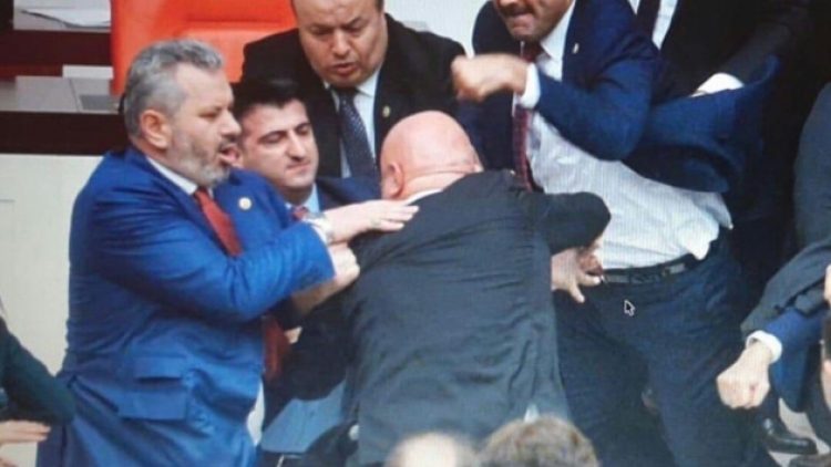 Engin Özkoç’un AKP’li Vahit Kiler’den yediği yumruk kameralara böyle yansıdı