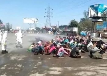 Hindistan’da işçiler, hortumla dezenfekte edildi