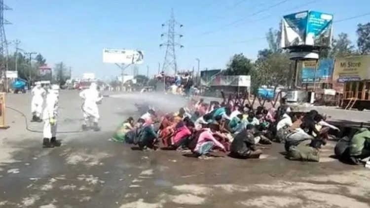 Hindistan’da işçiler, hortumla dezenfekte edildi