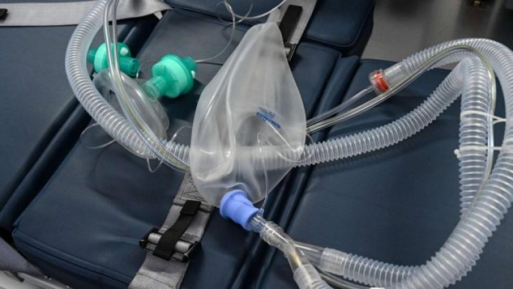 İspanya gibi İngiltere de yaşlı ve genç hastalar arasında tercihini yaptı