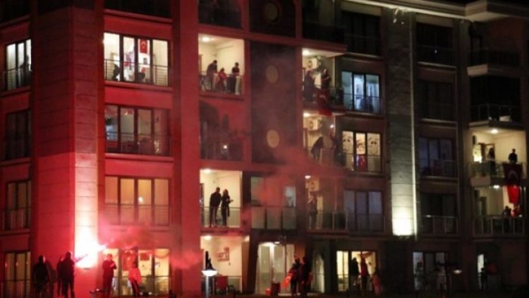 Türkiye İstiklal Marşını balkondan okudu