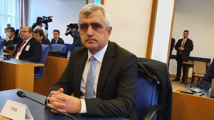 Twitter hesabını 6 dilde kullanan tek milletvekili