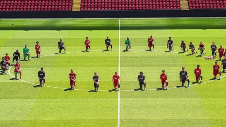 Liverpool George Floyd için diz çöktü