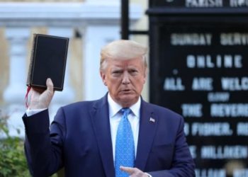 Trump’ın İncil’le pozuna Piskopos’tan tepki: Başkan İncil’i kullandı