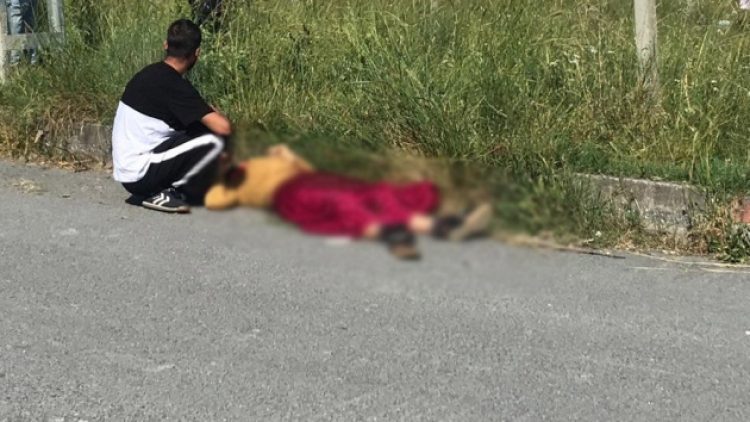 Babasının sokak ortasında katlettiği annesinin başında ağladı: Dehşet anı kamerada!