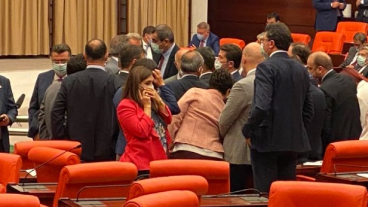 Özgür Özel’e TBMM’de yumruklu saldırı!