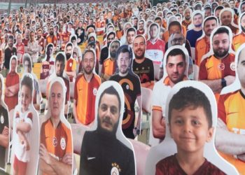 Galatasaray’ın maket taraftarları stada geldi