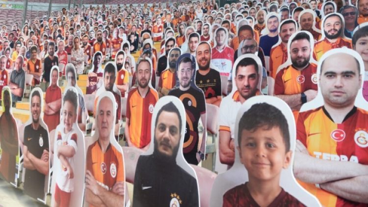 Galatasaray’ın maket taraftarları stada geldi