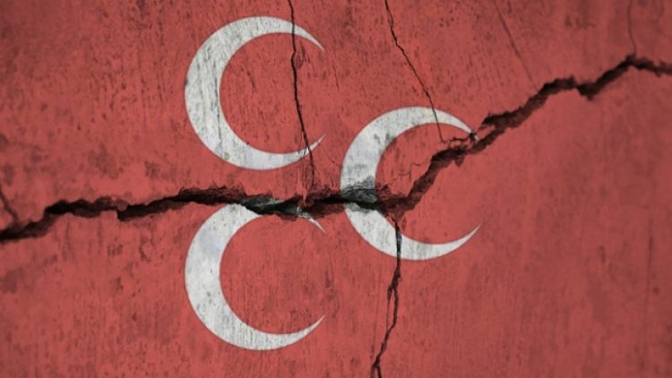 MHP ilçe başkanları peş peşe istifa etti!