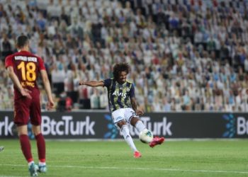 10 kişilik Fenerbahçe, Kayserispor’u 2-1 mağlup etti