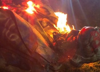 ABD’de kölelik yanlısı generalin heykeli yakıldı