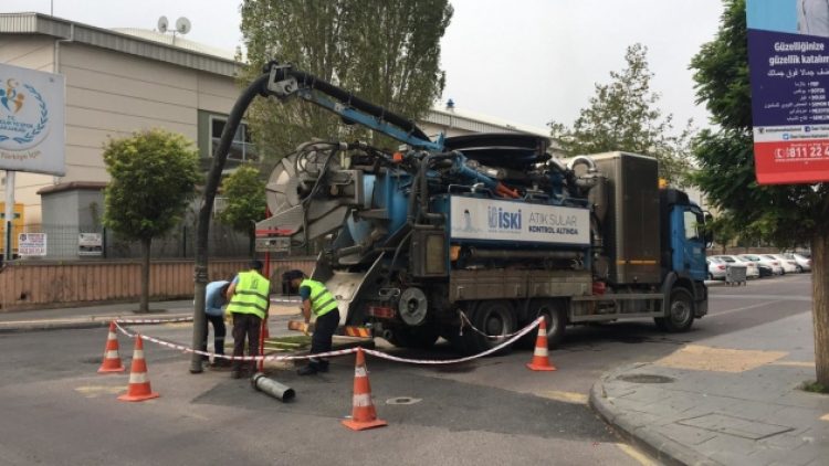 İstanbul’un tıkanan yağmur suyu rögarlarından kum torbaları çıktı