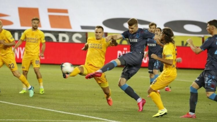 Trabzonspor takıldı, zirve karıştı!