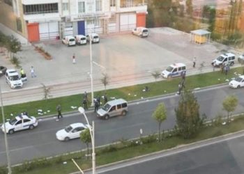 Polis uçan sınav kağıtlarını yoldan topladı!