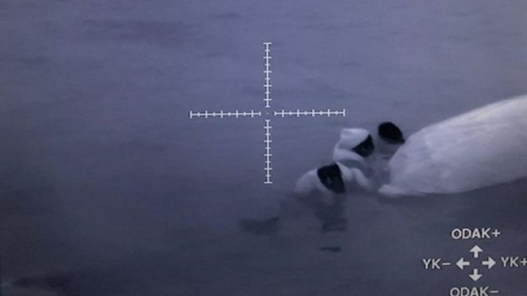 Ayvalık açıklarında göçmenleri taşıyan bot battı!