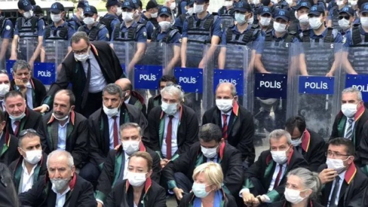 Komisyon yarın ‘çoklu baro’yu görüşecek: Baroların katılımı reddedildi