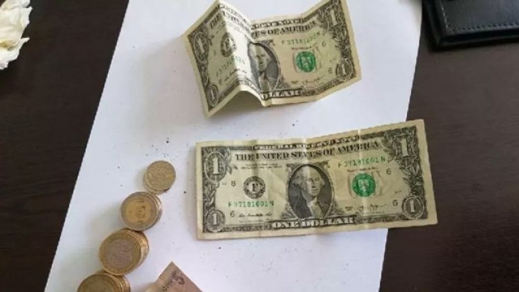 Üzerinde 2 adet F serisi 1 dolar bulunan dilenci kıskıvrak yakalandı!