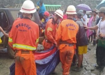 Myanmar’da 50 kişi toprak altında kaldı