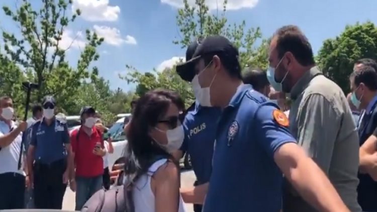 Gazeteci Sibel Hürtaş’a gözaltında kötü muamele!