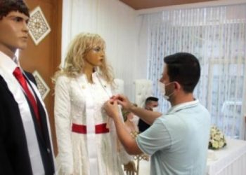 Korona tedbiri: Düğünde takıları mankenlere taktılar!