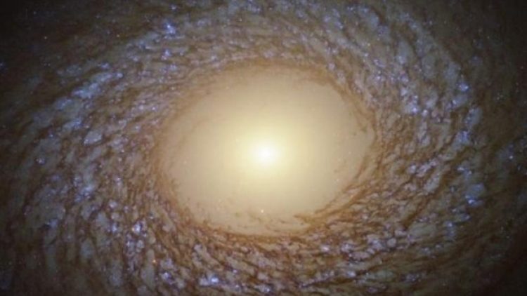 NASA’dan ortasında büyük bir boşluk olan galaksi fotoğrafı