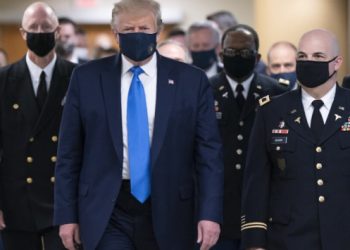 Trump ilk kez maske ile görüntülendi