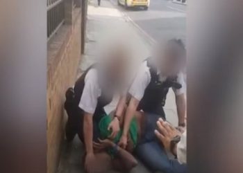 Londra’da siyahi kişiye şiddet uygulayan polis görevden uzaklaştırıldı