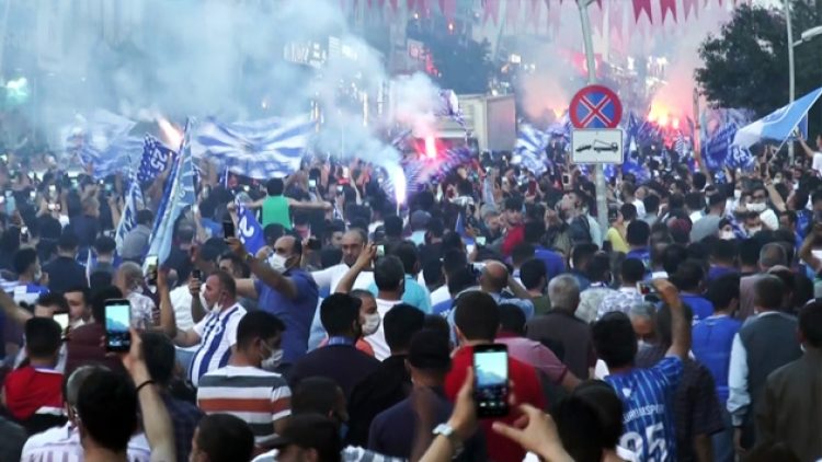 Erzurumspor Süper Lig’e yükseldi: Kutlamalarda koronavirüs unutuldu