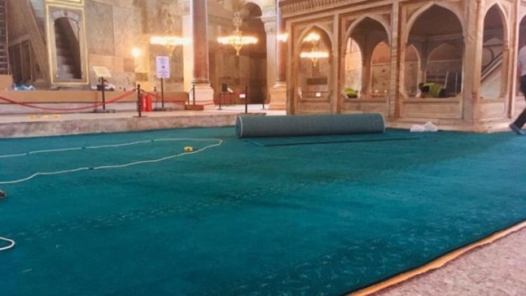 Ayasofya’nın halılarını döşeyen fabrika: Tüyleri, kıbleye doğru buharlı bir sistemle özel olarak yat