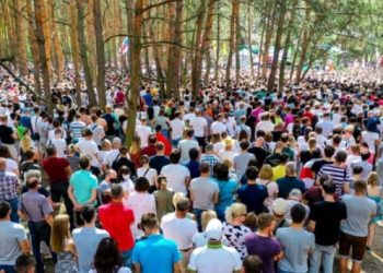 Şehirde mitinge izin verilmeyince binlerce kişi ormanda toplandı