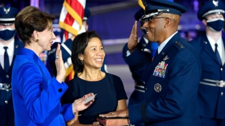 ABD’nin ilk siyahi kuvvet komutanı görevi törenle devraldı