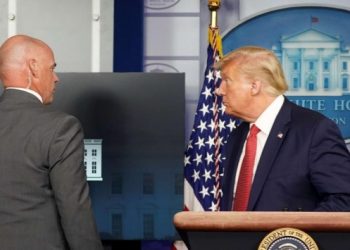 Trump apar topar toplantıdan çıkarıldı